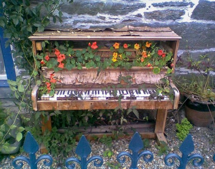 Creative Old Piano Decor Idea