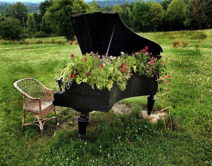 Elegant Reuse Piano Garden Decor Idea
