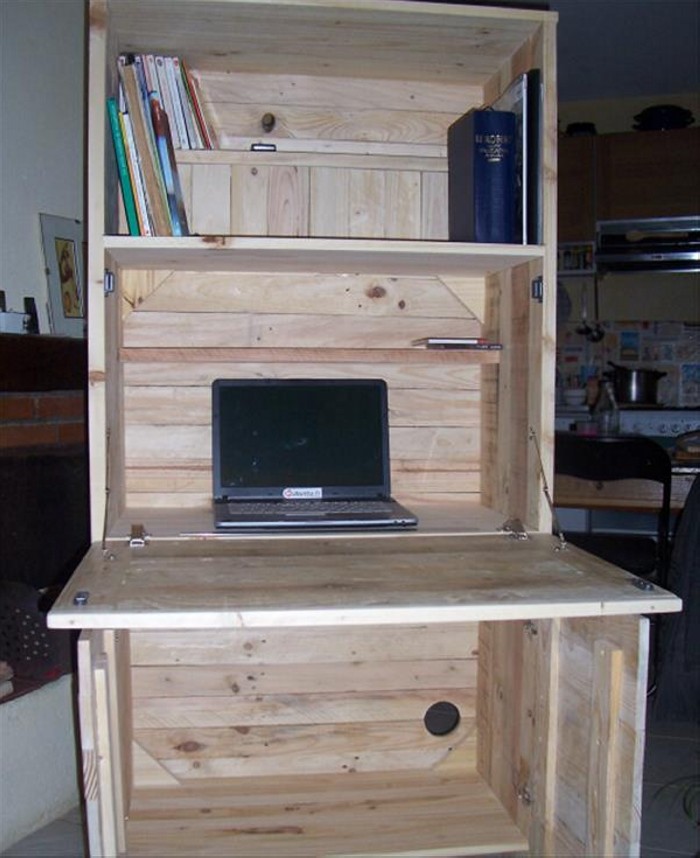 DIY Wood Pallet Computer Desk