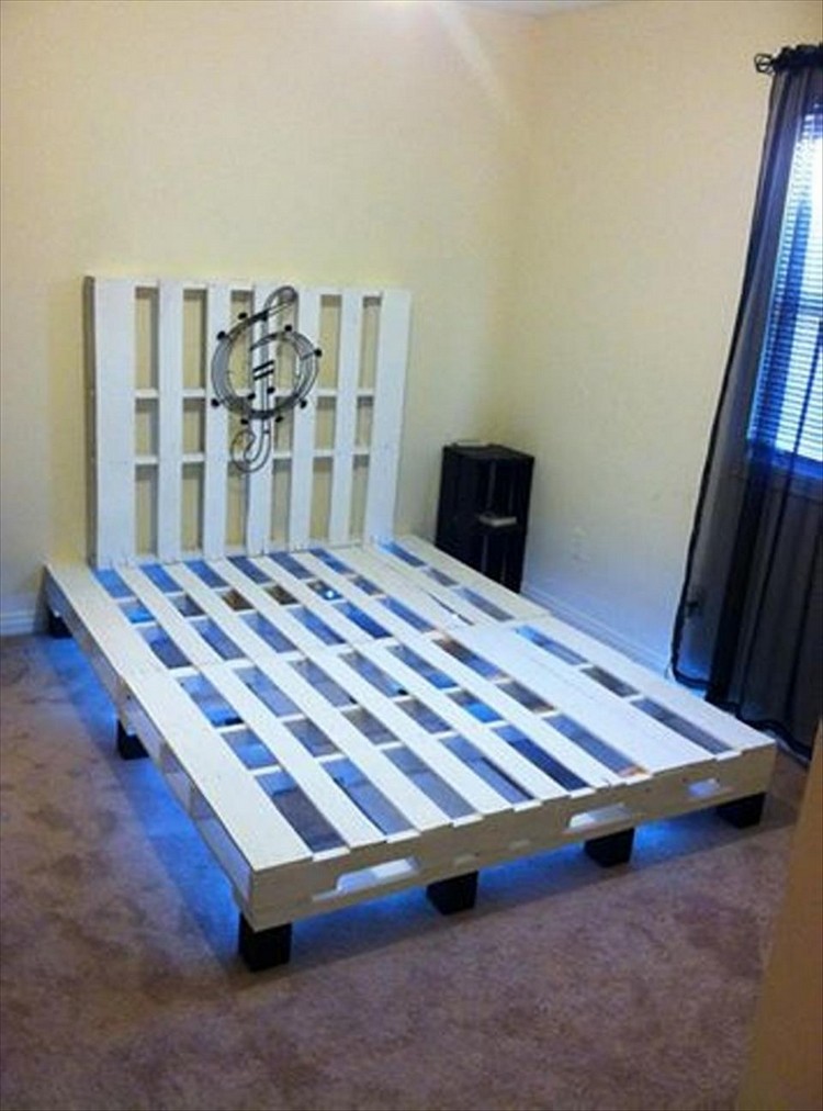 Cute Pallet Bed with Lights
