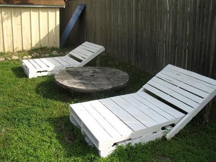 Wooden Pallet Outdoor Lounge Chairs