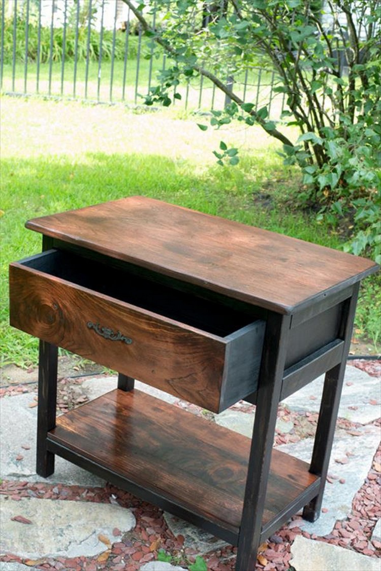 Chic Pallet End Table with Drawer