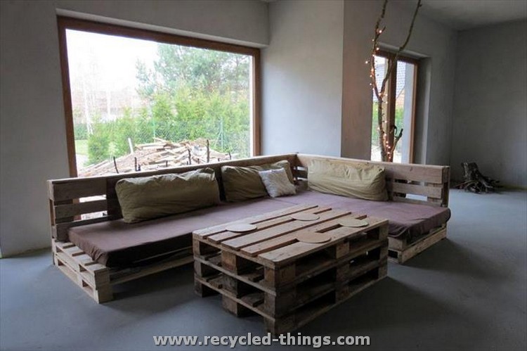 Recycled Pallet Sofa with Coffee Table