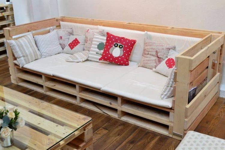 Big Pallet Couch and Table
