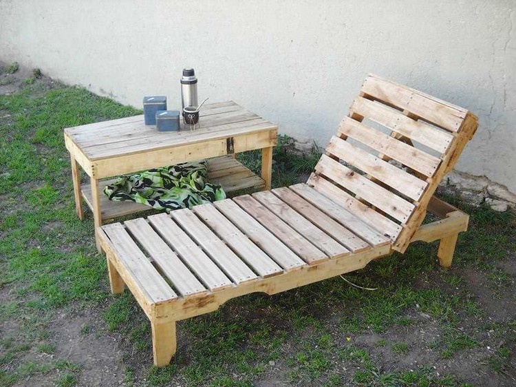 Pallet Lounger with Side Table