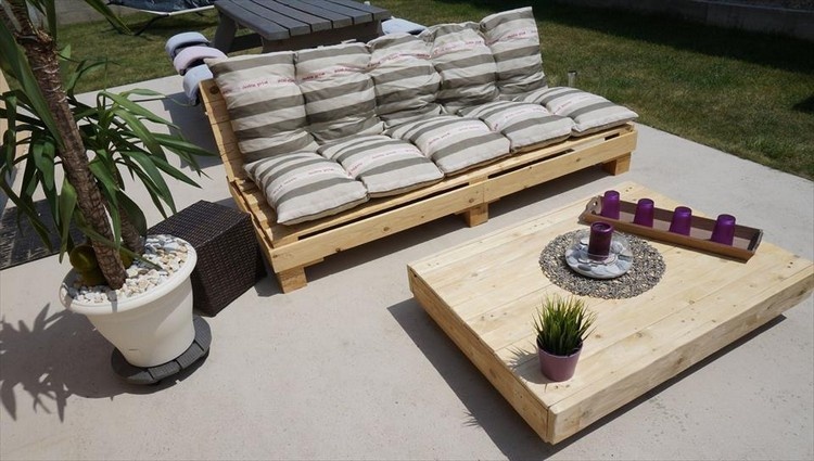 Pallet Cushioned Sofa with Table