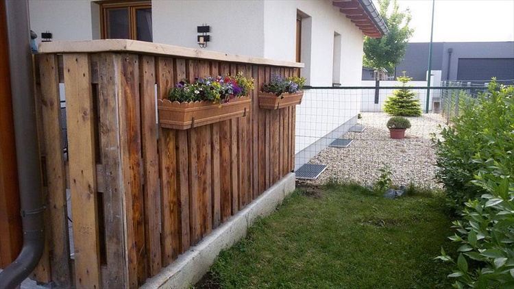 Wood Pallet Fence with Planters