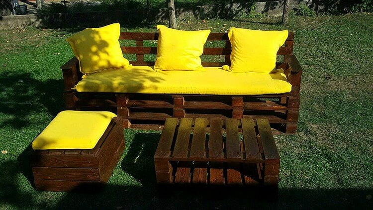 Pallet Garden Couch Seat and Table
