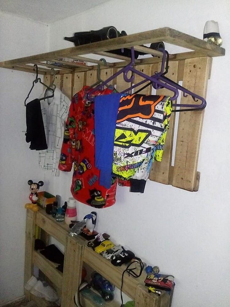 Pallet Clothes Hanging Wall Rack